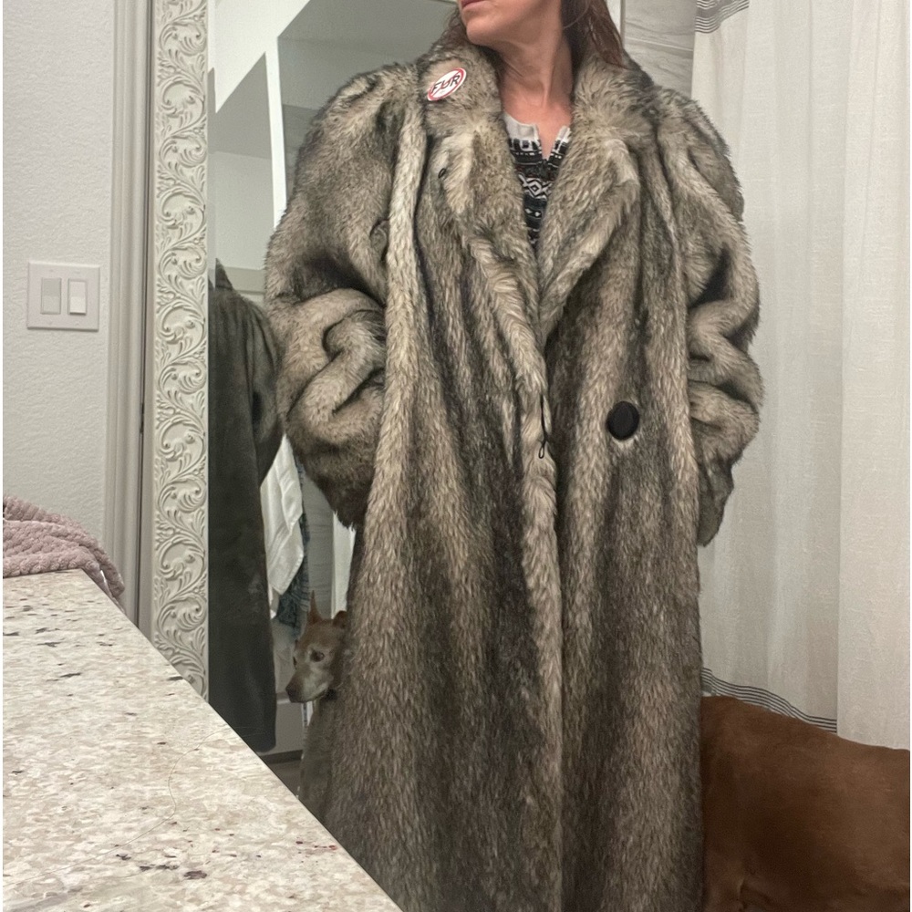 Sportowne vintage faux fur coat vegan
